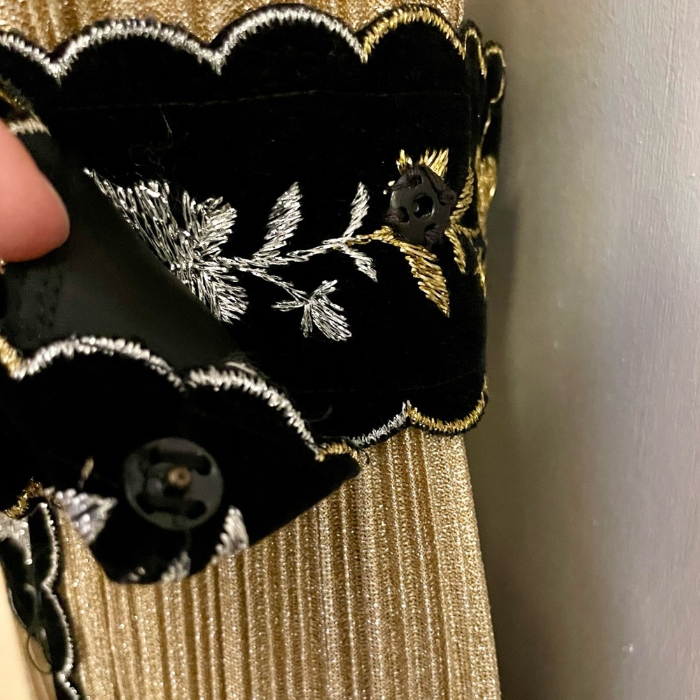 Elegant Gold and Black Sleeveless Dress - Picture 4 of 6